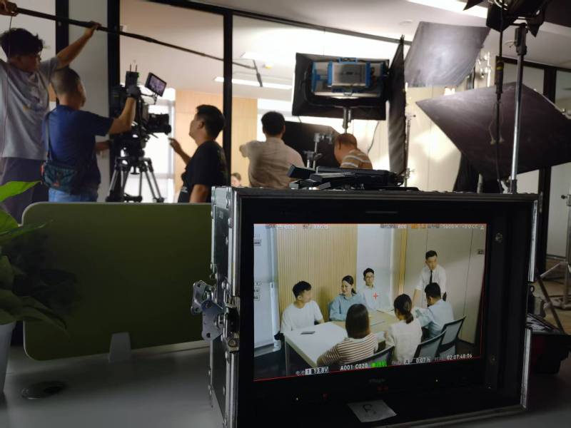 革吉县TVC拍摄公司：科技产品视觉化大师，诠释未来感与功能美学